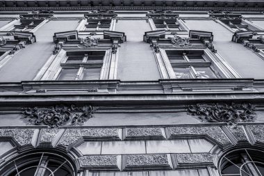 Romanya 'nın Arad kentindeki tarihi bina. Ön cephenin ayrıntıları. Yüksek kalite fotoğraf. Yüksek kalite fotoğraf