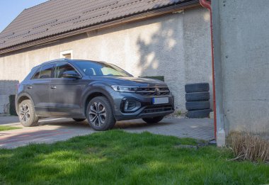 Modern SUV bir garajın önüne park edilmiş. Yüksek kalite fotoğraf