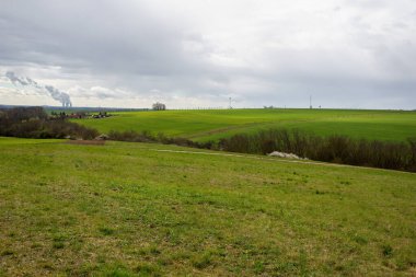 Arkasında nükleer enerji santrali olan yeşil tepe manzarası. Yüksek kalite fotoğraf