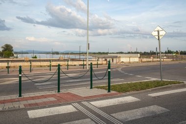 Komarno 'da Slovakya ile Macaristan arasındaki köprü. Yüksek kalite fotoğraf