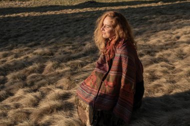 Şaman çerçeveli davulda çalan güzel bir şaman kız. Yüksek kalite fotoğraf