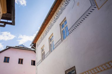 Tarihi bina cephesinde Sgraffito duvar dekoru. Banska Stiavnica, Slovakya. Yüksek kalite fotoğraf. Yüksek kalite fotoğraf