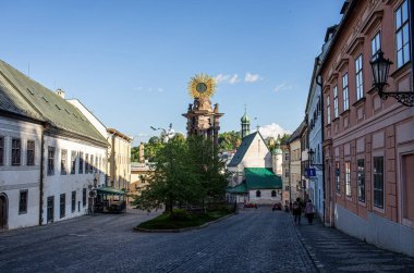 Slovakya 'nın Banska Stiavnica kentindeki Kutsal Üçlü Meydanı manzarası. Yüksek kalite fotoğraf