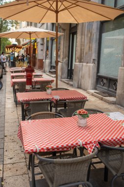 Şehir merkezindeki restoran terası. Yaz mevsimi. Yüksek kalite fotoğraf. Yüksek kalite fotoğraf