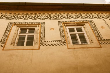 Tarihi bina cephesinde Sgraffito duvar dekoru. Banska Stiavnica, Slovakya. Yüksek kalite fotoğraf. Yüksek kalite fotoğraf