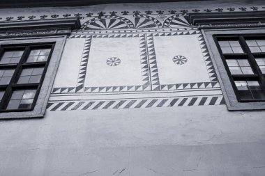 Tarihi bina cephesinde Sgraffito duvar dekoru. Banska Stiavnica, Slovakya. Yüksek kalite fotoğraf. Yüksek kalite fotoğraf