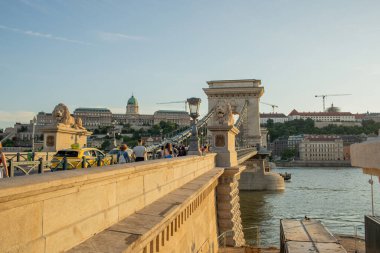 Szechenyi Zincir Köprüsü, Budapeşte 'de gün batımında. Mayıs 2024. Yüksek kalite fotoğraf