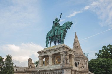 Budapeşte, Macaristan - 8 Temmuz 2023: Balıkçı Kalesi 'nde Aziz Stephen kralı heykeli. Yüksek kalite fotoğraf