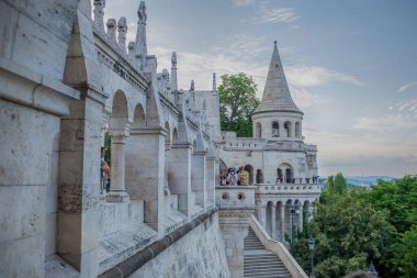 Budapeşte, Macaristan - 8 Temmuz 2023: Balıkçı kalesinin yaz akşamları manzarası. Yüksek kalite fotoğraf
