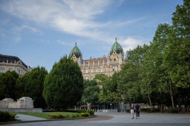 Budapeşte, Macaristan - 8 Temmuz 2023: Liberty Square 'den Svab uzlet es berhaz manzarası. Yüksek kalite fotoğraf