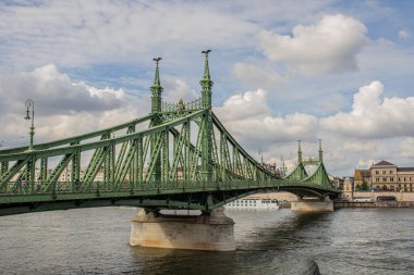 Budapeşte, Macaristan - 24 Mayıs 2024: Özgürlük Köprüsü manzarası. Yüksek kalite fotoğraf