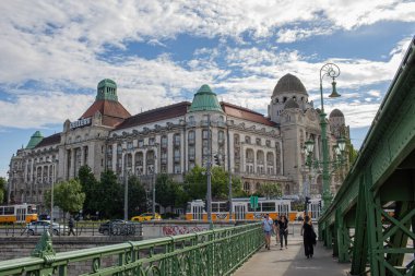 Budapeşte 'deki Gellert Otel ve Spa. Libery Köprüsü manzaralı. Yüksek kalite fotoğraf