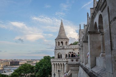 Budapeşte, Macaristan - 8 Temmuz 2023: Balıkçı kalesinin yaz akşamları manzarası. Yüksek kalite fotoğraf