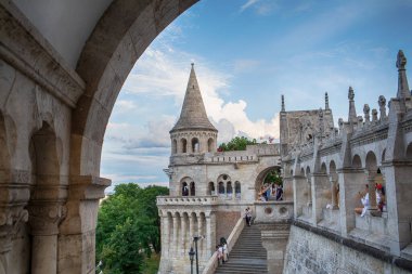 Budapeşte, Macaristan - 8 Temmuz 2023: Balıkçı kalesinin yaz akşamları manzarası. Yüksek kalite fotoğraf