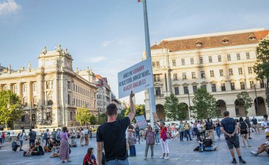 Budapeşte, Macaristan - 5 Temmuz 2023: Parlamento önünde Viktor Orban iktidar partisini protesto. Yüksek kalite fotoğraf