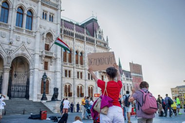 Budapeşte, Macaristan - 5 Temmuz 2023: Parlamento önünde Viktor Orban iktidar partisini protesto. Yüksek kalite fotoğraf