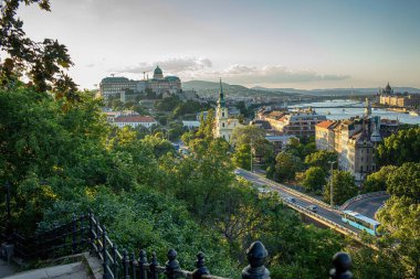 Budapeşte, Macaristan - 8 Temmuz 2023: Fisherman 'ın yaz akşamları kalesinden Budapeşte şehir manzarası. Yüksek kalite fotoğraf