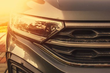 Modern bir arabanın far lambası. Yakın çekim fotoğrafı. Yüksek kalite fotoğraf