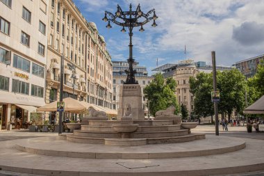 Budapeşte, Macaristan - 5 Temmuz 2023: Aslan Çeşmesi Vorosmarty Meydanı. Yüksek kalite fotoğraf