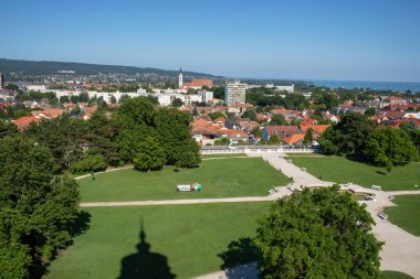 Keszthely, Macaristan - 15 Temmuz 2023: Festetik Sarayı 'ndaki Barok Kulesi' nden park ve Balaton Gölü manzarası. Yüksek kalite fotoğraf