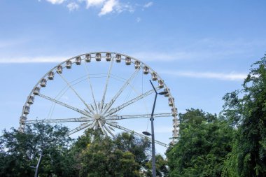 Budapeşte, Macaristan - 24 Mayıs 2024: Erzsebet Meydanı 'nda dönme dolap. Yüksek kalite fotoğraf