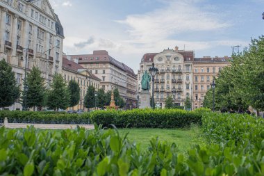Budapeşte, Macaristan - 5 Temmuz 2023: Jozsef Nador meydanındaki park manzarası. Yüksek kalite fotoğraf
