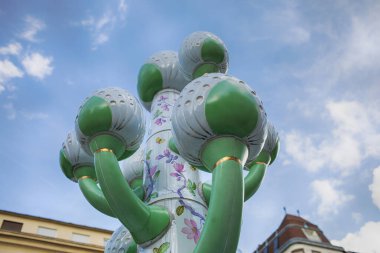 Budapeşte, Macaristan - 5 Temmuz 2023: Jozsef Nador Meydanı 'ndaki Herrend Fountain. Yüksek kalite fotoğraf