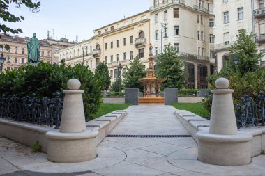 Budapeşte, Macaristan - 5 Temmuz 2023: Jozsef Nador Meydanı Zsolnay Çeşmesi. Yüksek kalite fotoğraf