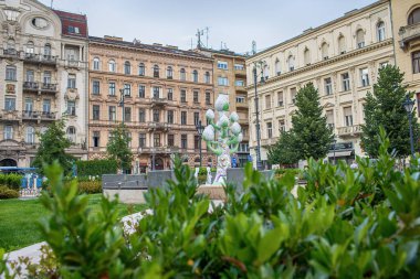 Budapeşte, Macaristan - 5 Temmuz 2023: Jozsef Nador Meydanı 'ndaki Herrend Fountain. Yüksek kalite fotoğraf