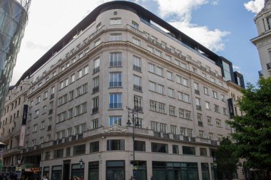 Budapeşte, Macaristan - 24 Mayıs 2024: Vorosmarty Meydanı ve Vaci Utca manzarası. Yüksek kalite fotoğraf