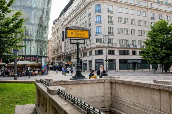 Budapeşte, Macaristan - 24 Mayıs 2024: Vorosmarty Meydanı manzarası ve metro girişleri. Yüksek kalite fotoğraf