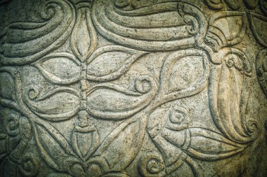 Taşa oyulmuş çiçek desenli süsleme. Yüksek kalite fotoğraf