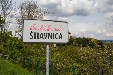 Banska Stiavnica, Slovakya - 28 Nisan 2024: New Castle manzarası ve şehir isimli trafik levhası. Yüksek kalite fotoğraf