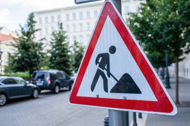 Trafik işaretleri yolda işlerin nasıl yürüdüğünü gösteriyor. Yüksek kalite fotoğraf