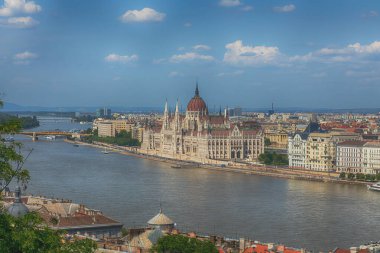 Budapeşte, Macaristan - 22 Mayıs 2023: Macaristan Parlamentosu ve Buda Kalesi tepesinden Tuna Nehri manzarası. Yüksek kalite fotoğraf