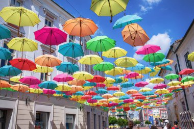  Timisoara, Romanya - 24 Ağustos 2023: Alba Iulia caddesinde renkli şemsiyeler asılı. Yüksek kalite fotoğraf