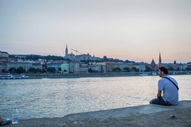 Budapeşte, Macaristan - 8 Temmuz 2023: Tuna Nehri 'nin diğer tarafından Macar parlamentosunun manzarası. Yüksek kalite fotoğraf