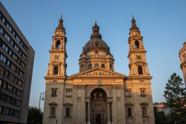 Budapeşte, Macaristan - 8 Temmuz 2023: Akşam Saint Stephen Katedrali manzarası. Yüksek kalite fotoğraf