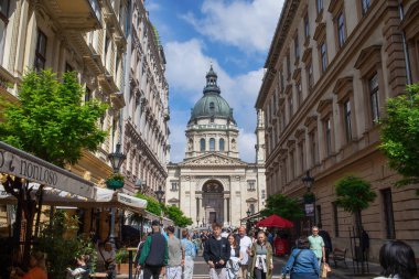 Budapeşte, Macaristan - 5 Temmuz 2023: Güneşli bir günde Aziz Stephen Katedrali manzarası. Yüksek kalite fotoğraf