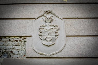 Slovakya 'nın Horne Lefantovce kasabasında eski bir malikane. Duvarda armalı palto. Yüksek kalite fotoğraf