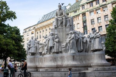 Budapeşte, Macaristan - 5 Temmuz 2023 Vorosmarty Meydanı heykeli. Yüksek kalite fotoğraf