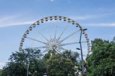 Budapeşte, Macaristan - 24 Mayıs 2024: Erzsebet Meydanı 'nda dönme dolap. Yüksek kalite fotoğraf