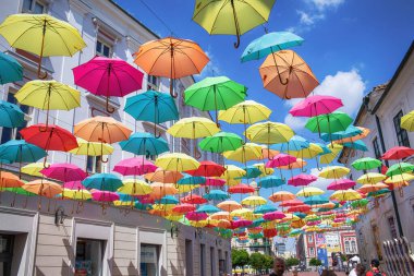  Timisoara, Romanya - 24 Ağustos 2023: Alba Iulia caddesinde renkli şemsiyeler asılı. Yüksek kalite fotoğraf