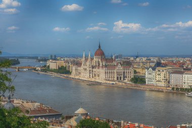 Budapeşte, Macaristan - 22 Mayıs 2023: Macaristan Parlamentosu ve Buda Kalesi tepesinden Tuna Nehri manzarası. Yüksek kalite fotoğraf