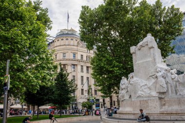 Budapeşte, Macaristan - 24 Mayıs 2024: Vorosmarty Meydanı ve Vaci Utca manzarası. Yüksek kalite fotoğraf