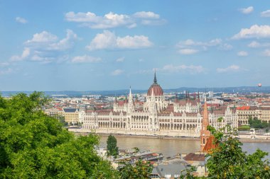 Budapeşte, Macaristan - 22 Mayıs 2023: Macaristan Parlamentosu ve Buda Kalesi tepesinden Tuna Nehri manzarası. Yüksek kalite fotoğraf