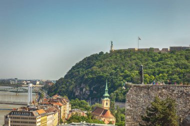 Budapeşte, Macaristan - 22 Mayıs 2023: Güneşli bir günde Budavari Palota 'dan Gellert Hill ve Citadella manzarası. Yüksek kalite fotoğraf