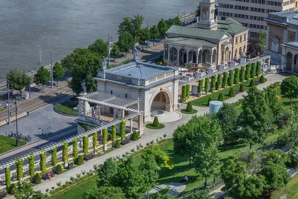 Budapeşte, Macaristan - 22 Mayıs 2023: BuddCastle Hill 'den Varkert Bazar manzarası. Yüksek kalite fotoğraf