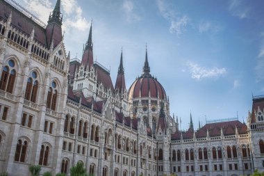 Budapeşte, Macaristan - 5 Temmuz 2023: Kossuth Lajos meydanından Macar parlamentosunun manzarası. Yüksek kalite fotoğraf