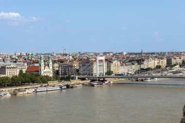 Budapeşte, Macaristan - 22 Mayıs 2023: Elisabeth Köprüsü ve Tuna Nehri manzarası. Yüksek kalite fotoğraf